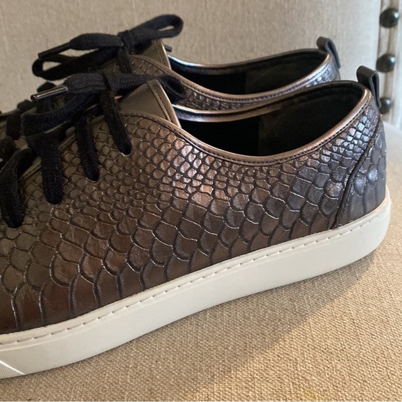 Sleek Silver and Black Sneakers with Textured Upper - Picture 3 of 6
